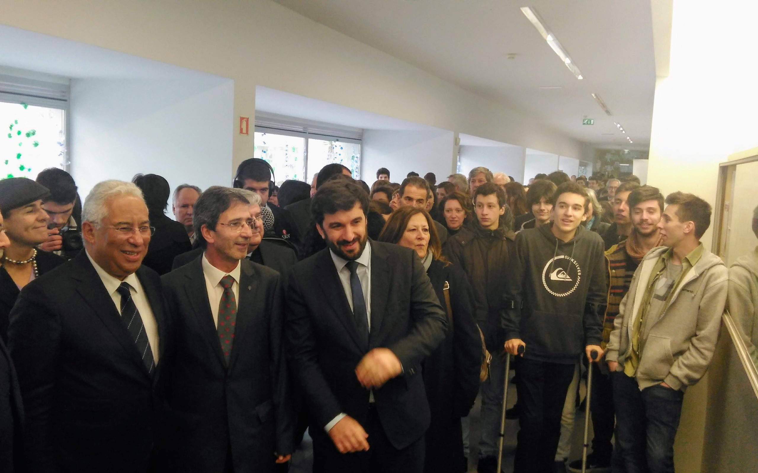Primeiro Ministro visita “Liceu” de Viana e vê projetos de alunos