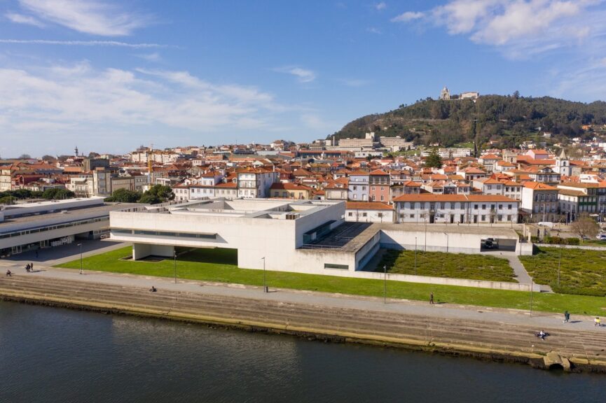 Câmara de Viana investe mais de meio milhão em obras no teatro e na biblioteca