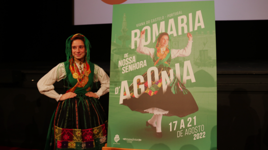 Bordadeira com traje verde das Terras de Geraz do Lima dá rosto ao cartaz da Romaria d’Agonia 2022