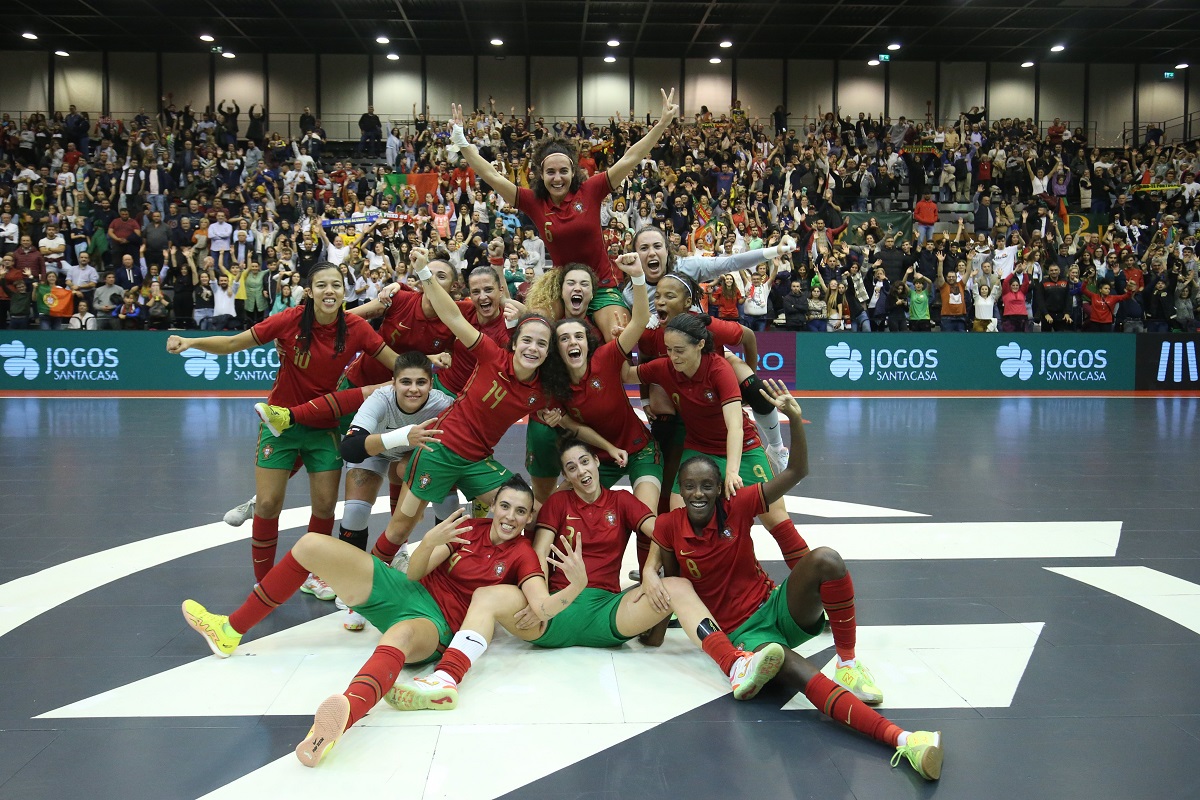 Seleção feminina de futsal vence Itália e confirma presença no