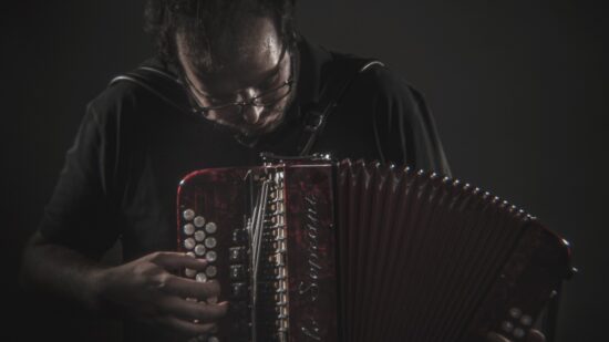 Concertina de João Gigante na banda sonora da série “Daqui Houve Resistência”
