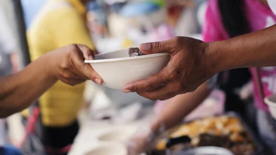 Dia 23! Voluntários distribuem comida aos carenciados junto à Igreja d’Agonia