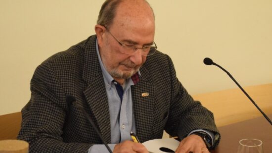 Viana recebe apresentação do livro biográfico de Defensor Moura