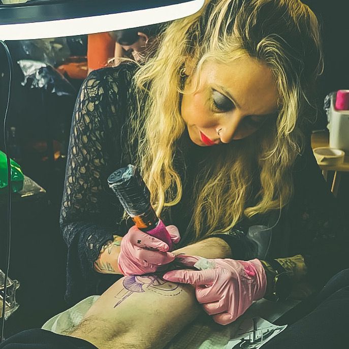 Fabiana Rocha, tatuadora do estúdio FBi Tattoo Ink