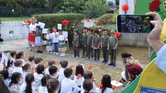 Crianças do Jardim de Infância do Meio inauguram mural sobre os 50 anos da Revolução