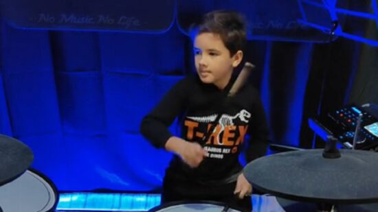 A tocar bateria! Jovem de Durrães tem seis anos e “brilha” no TikTok