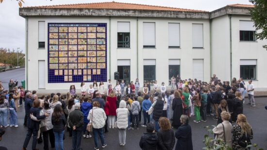 Direitos das crianças em painel de azulejos na Escola Básica de Fragoso