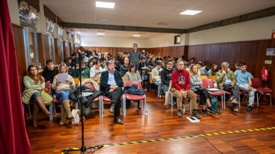 Uma centena de estudantes da Escola Básica e Secundária de Arga e Lima em mais uma “Viana é Tua”