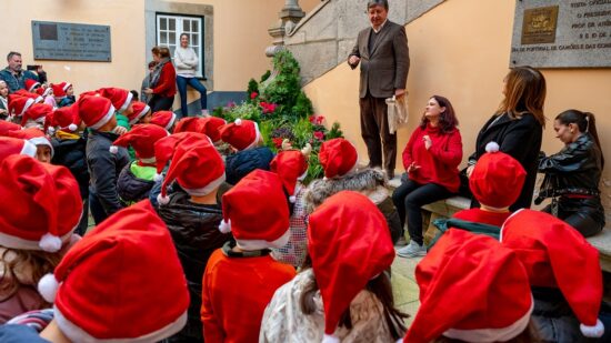 Crianças da Escola da Avenida cantaram músicas de Natal na Câmara Municipal