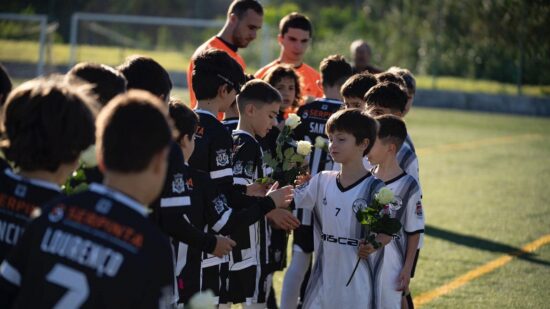 Meninos do Âncora Praia oferecem flores aos adversários, árbitros e adeptos