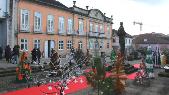 Exposição de Árvores de Natal dá alegria à Praça Municipal de Arcos de Valdevez