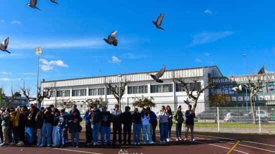 Alunos de Valença soltam pombas pela paz