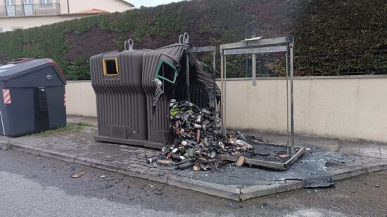 Ardeu ecoponto na Meadela durante a madrugada