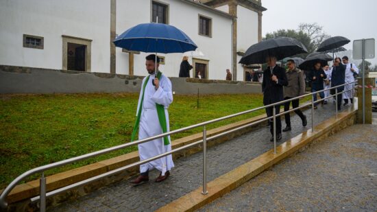 Arranjo urbanístico beneficia estacionamento junto à igreja e cemitério de Vila Mou