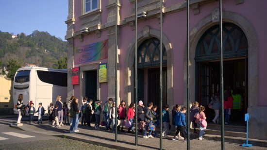 Espetáculo “Nada Mais Bonito” leva cinco mil crianças de Viana ao teatro