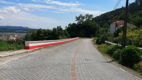 Estrada de acesso a Santa Luzia ganha mais cor