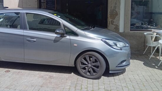 Mais um! Entrada de restaurante vianense “barrada” por carro mal estacionado