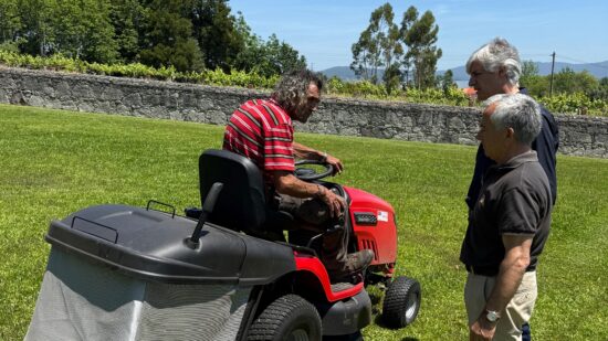 Autarca de Viana entrega trator corta relva à freguesia S. Romão de Neiva