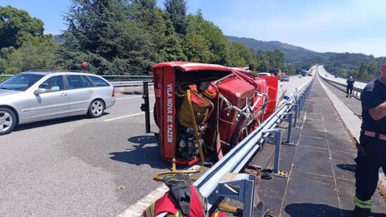 Viatura de bombeiros que seguia para o Lindoso capota em Ponte de Lima