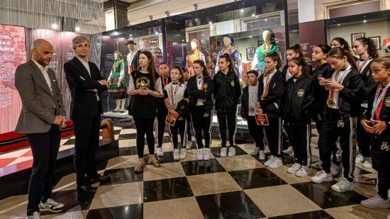 Câmara de Viana homenageia escola de dança pela prestação no campeonato do mundo