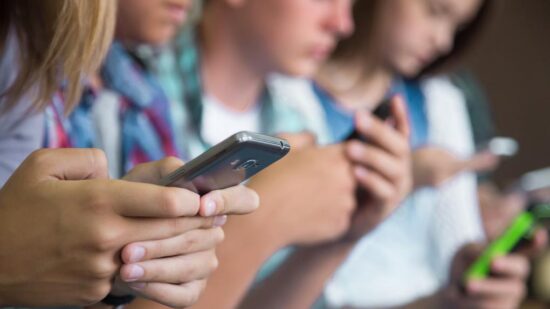 Presidente da República promulga proibição de uso de telemóveis nas escolas até ao 6.º ano