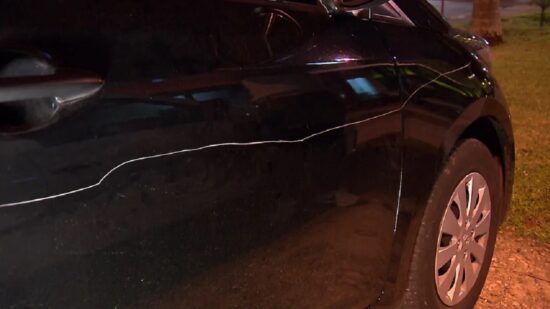 Idoso apanhado a riscar carros em Viana