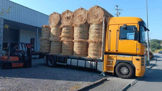Ponte da Barca distribui feno para apoiar produtores afetados pelos incêndios