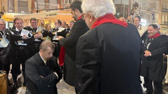 Augusto Canário recebe imposição do “pañuelo de San Fermín”