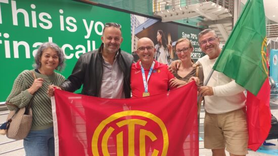 Henrique Correia recebido em festa no aeroporto após conquistar título europeu de bilhar