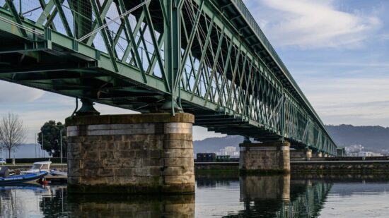 Condições meteorológicas adversas suspendem trabalhos na Ponte Eiffel