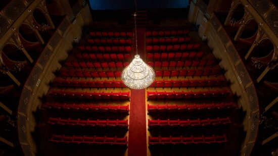 Lustre do Sá de Miranda desce para manutenção