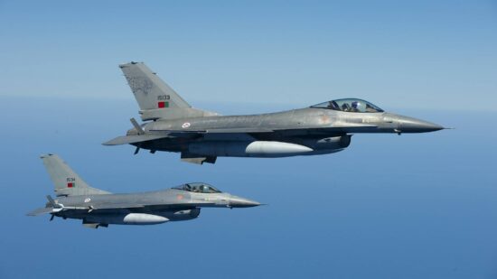 Aviões F16 da Força Aérea sobrevoam Viana para desejar “Feliz 2026”