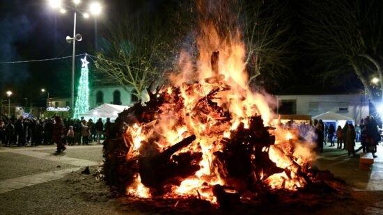 Fogueira de Natal reúne mais de 1500 pessoas no Largo das Neves