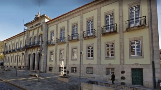 Saiu em liberdade homem que partiu 11 janelas do Tribunal de Viana