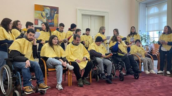 Associação de Paralisia Cerebral canta janeiras na Câmara de Viana