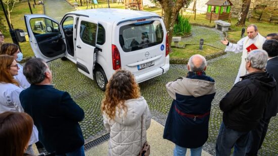 Viana: Alvarães tem nova carrinha adaptada para utentes de IPSS