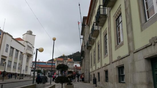 Homem detido por partir janelas do Tribunal de Viana