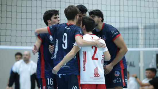 Equipa masculina coloca Voleibol de Viana na rota da I Divisão