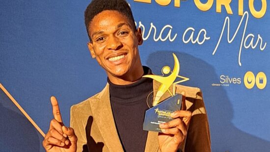 Atleta do Olímpico Vianense doa Troféu à Federação de Atletismo da Guiné-Bissau