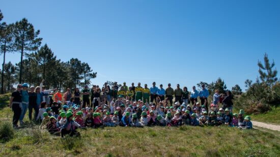 Alunos da Escola Básica do Cabedelo plantaram 150 pinheiros