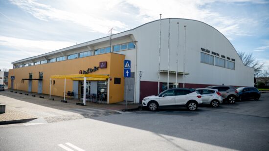 Câmara de Viana investe 1,8 milhões para melhorar eficiência energética piscinas e pavilhões municipais