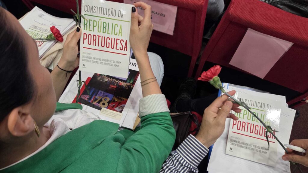 Autarca de Viana entrega cravos e exemplares da Constituição da República à Assembleia Municipal