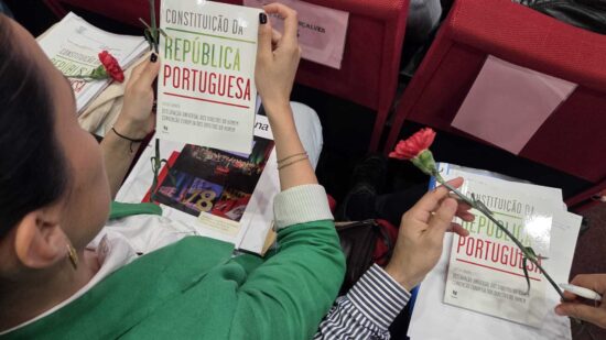 Autarca de Viana entrega cravos e exemplares da Constituição da República à Assembleia Municipal