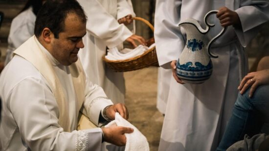 Em São Romão de Neiva o pároco lava os pés a 12 emigrantes