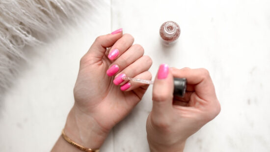A cor de esmalte perfeita para o seu tom de pele: o guia definitivo para acertar sempre na escolha