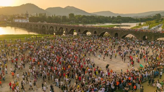 Corrida da Vaca das Cordas e Tapetes Floridos aninam Ponte de Lima