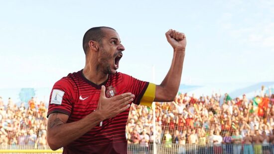 Madjer na inauguração do novo campo de futebol de praia em Castelo do Neiva