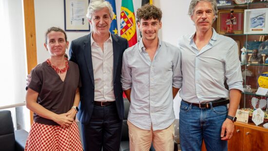 João Sebastião Veloso recebido pelo Presidente da Câmara após conquista do ouro na Taça do Mundo de Remo