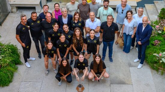Equipa feminina sub-15 de hóquei em patins da EDV recebida no Município após conquista de titulo nacional