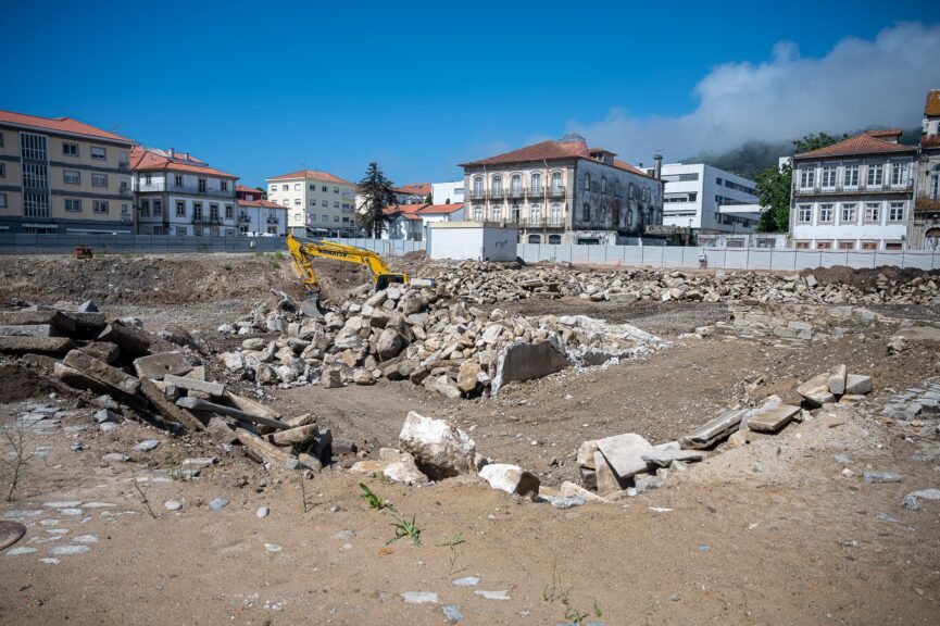 Câmara de Viana responde a providência cautelar que suspendeu obras do mercado